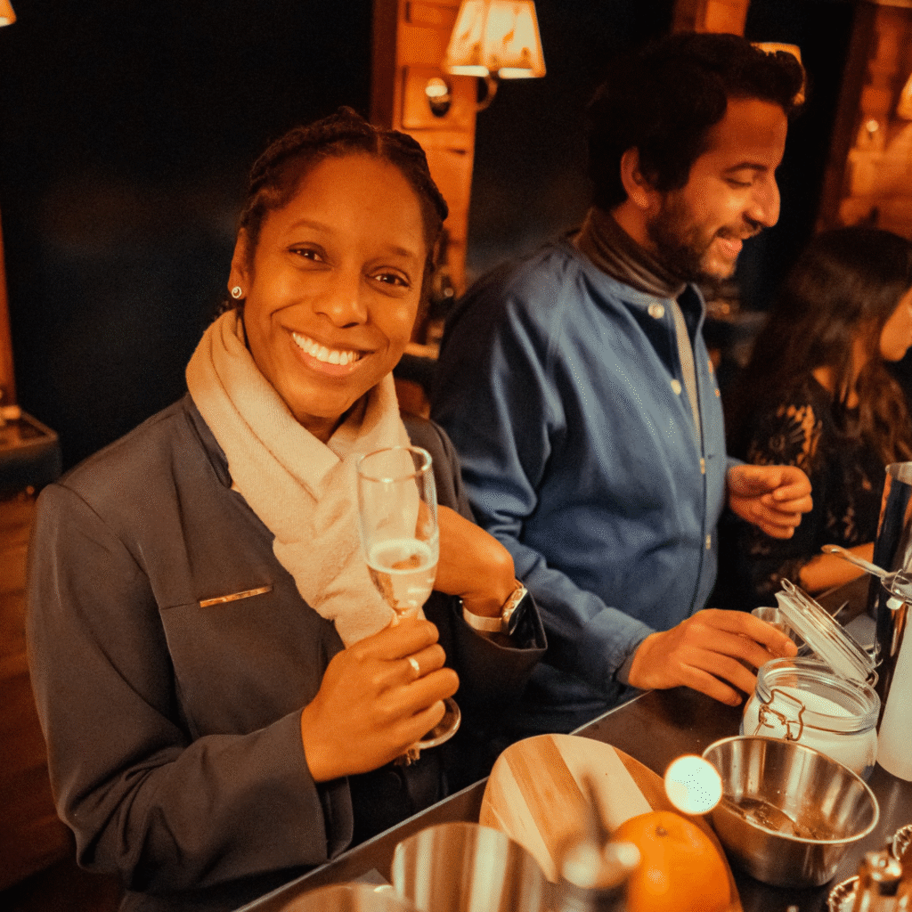 moment convivial lors d’un atelier mixologie champagne